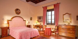 8 soverom, wi-fi (inkludert) og sengetøy