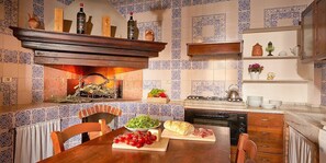 Herdplatte, Geschirrspüler, Wasserkocher mit Kaffee-/Teezubehör