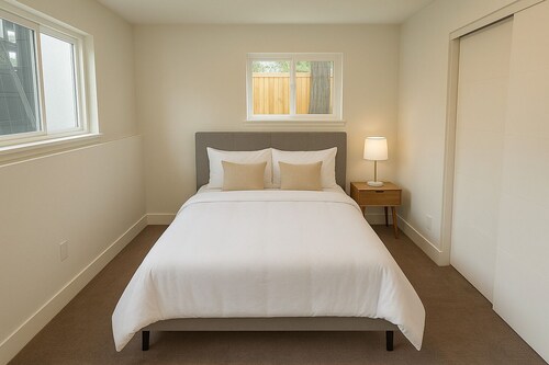 No Stairs 4-bedroom apartment with AC, WiFi in SeaTac