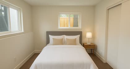 No Stairs 4-bedroom apartment with AC, WiFi in SeaTac