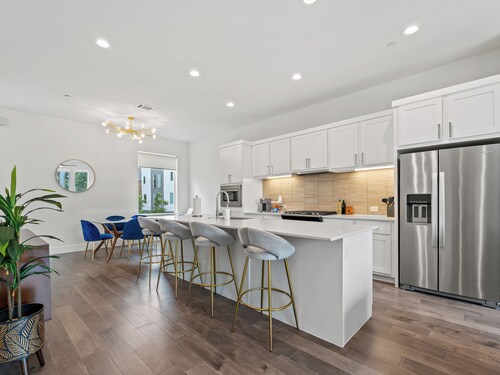 Modern 3-bedroom townhome in Dallas with Private Rooftop, Private Garage, Grill