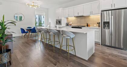 Modern 3-bedroom townhome in Dallas with Private Rooftop, Private Garage, Grill