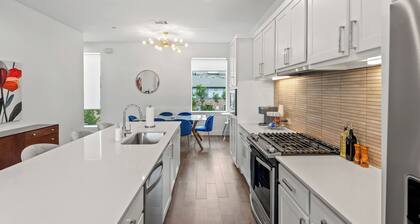 Modern 3-bedroom townhome in Dallas with Private Rooftop, Private Garage, Grill