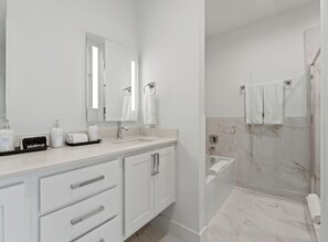 Shower, hair dryer, towels, soap - Modern 3-bedroom townhome in Dallas with Private Rooftop, Private Garage, Grill (Dallas)