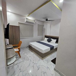 Habitación Deluxe, vista a la ciudad | Escritorio, espacio para trabajar con laptop y wifi gratis 