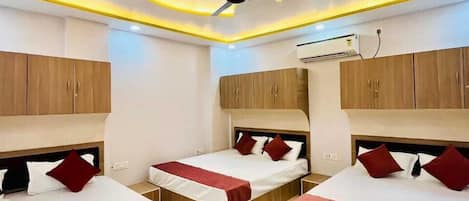Family Room | Desk, laptop workspace, free WiFi