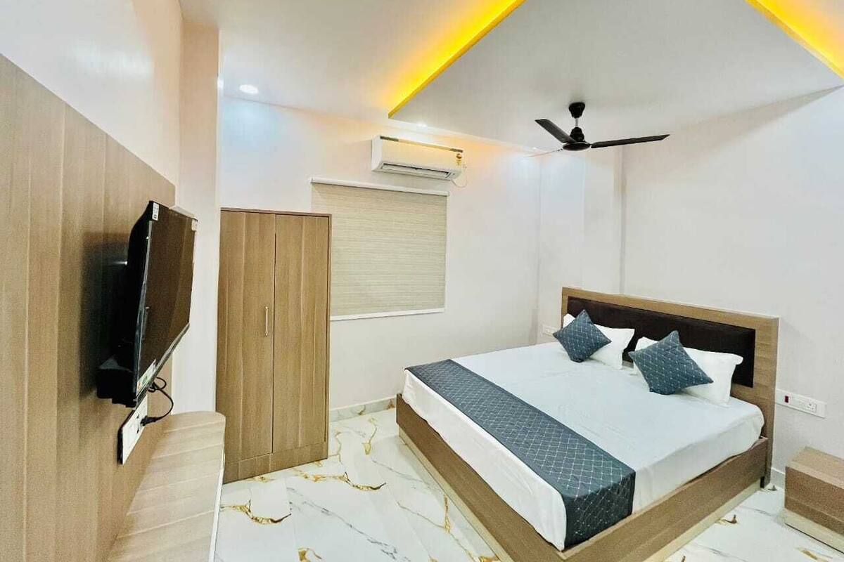 Deluxe Room, City View | Desk, laptop workspace, WiFi (free)