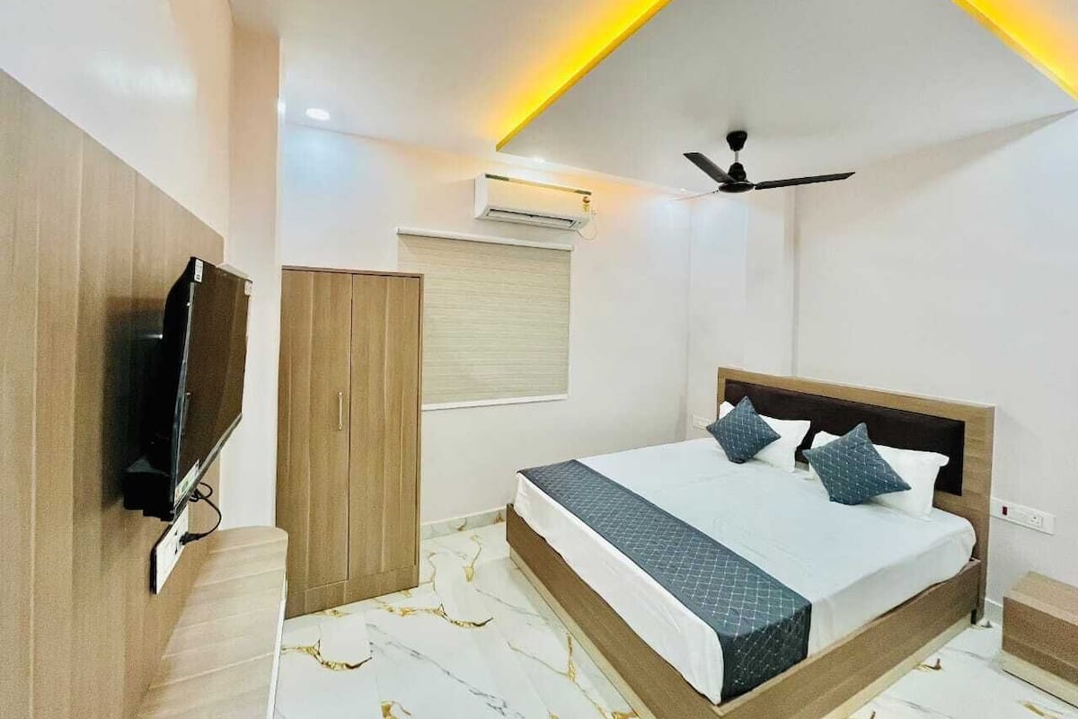 Deluxe Room, City View | Desk, laptop workspace, free WiFi