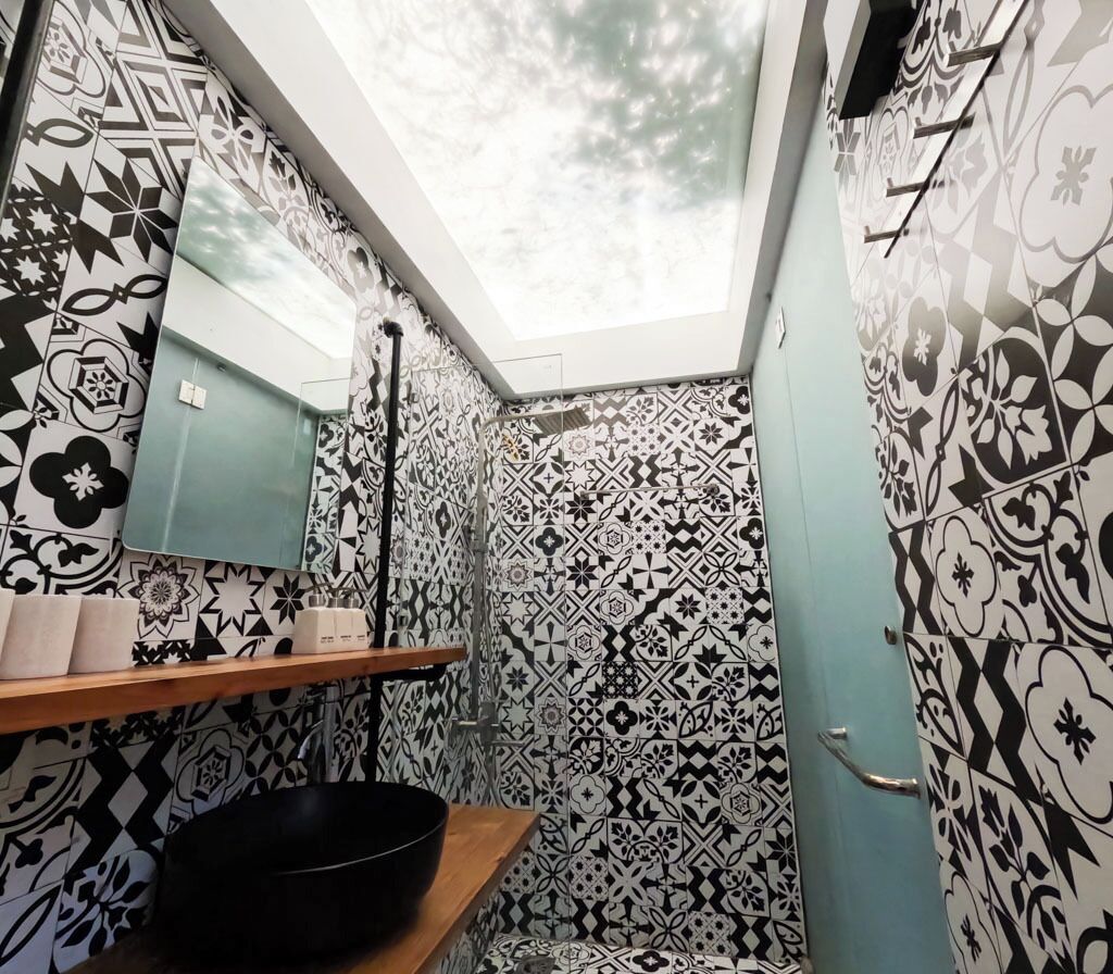 Dusj, håndklær, såpe og toalettpapir