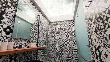 Dusj, håndklær, såpe og toalettpapir