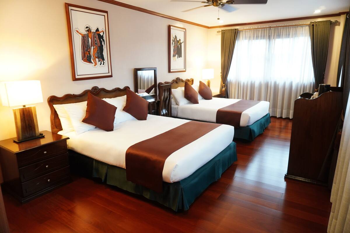 Kamar Quadruple | Brankas, meja kerja, ruang kerja ramah laptop, dan tirai kedap cahaya