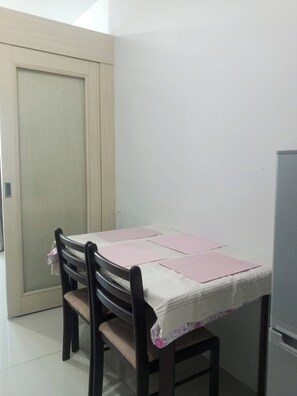 Standard Room, 1 Bedroom, City View | In-room dining - Sea Residences (Pasay)