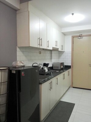 Standard Room, 1 Bedroom | Private kitchen | Fridge, microwave, stovetop, dishwasher - Sea Residences (Pasay)