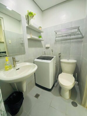 Habitación estándar, 1 habitación | Baño | Artículos de higiene personal gratuitos, zapatillas, toallas y jabón