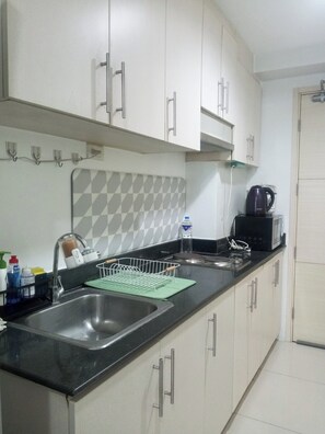 Standard Room, 1 Bedroom, City View | Private kitchen | Fridge, microwave, stovetop, dishwasher - Sea Residences (Pasay)