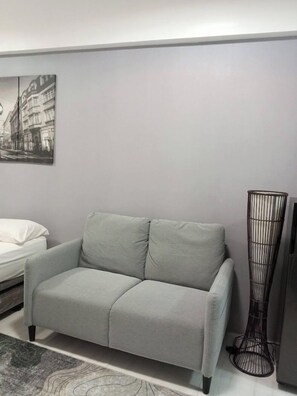 スタンダード ルーム 1 ベッドルーム | リビング エリア | 薄型テレビ