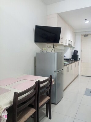 Rom – standard, 1 soverom, byutsikt | Oppholdsområde | Flatskjerm-TV