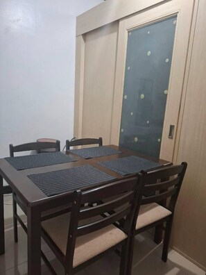 Habitación estándar doble, 2 habitaciones | Servicio de comidas en la habitación