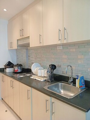 Habitación estándar, 1 habitación | Cocina privada | Refrigerador, microondas, parrilla de estufa y lavavajillas 