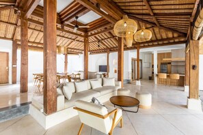 Villa, 3 chambres | Coin séjour | Télévision LCD de 32 pouces avec chaînes par câble