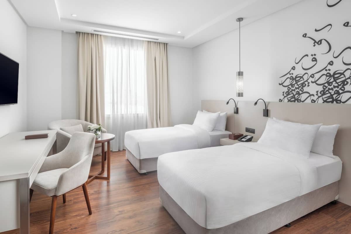 Camera Standard con 2 letti singoli | Minibar, una cassaforte in camera, una scrivania, tende oscuranti