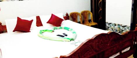 Ropa de cama hipoalergénica y caja de seguridad en la habitación