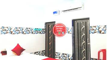 Deluxe Double Room, Air conditioning | Hypo-allergenic bedding, in-room safe, soundproofing, free WiFi