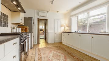 Réfrigérateur, micro-ondes, four, bouilloire électrique