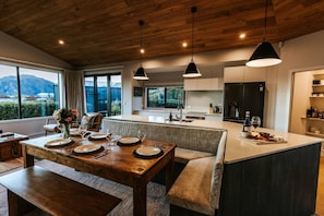 Fridge, microwave, oven, stovetop - Te Moana - Lake Views - Sleeps 7 (Wānaka)