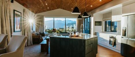 Jääkaappi, uuni, liesi, astianpesukone