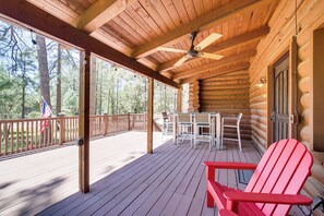 Outdoor dining - Covered Deck, Private Acreage: Log Cabin in Pine (Pine)
