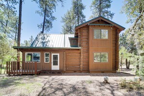 Exterior - Covered Deck, Private Acreage: Log Cabin in Pine (Pine)