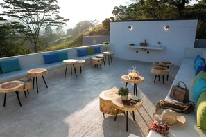 Outdoor dining - Misty Villa - Spacious 5-bedroom villa in serene Pussellawa (Pussellawa)