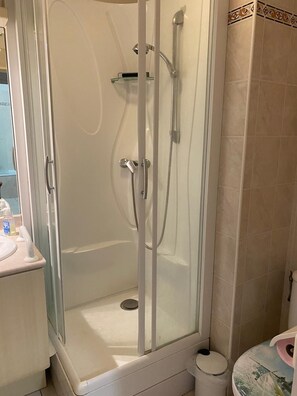 Douche, sèche-cheveux, serviettes fournies, savon
