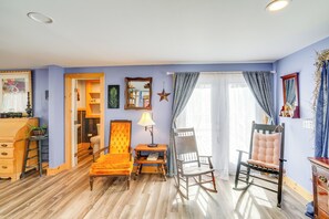 Interior - 4 Mi to Dtwn Catskill: Mtn-View Home (Catskill)
