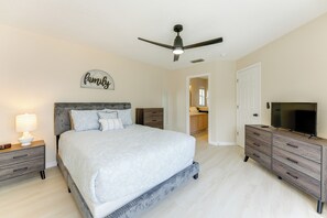 4 bedrooms, iron/ironing board, internet, bed sheets