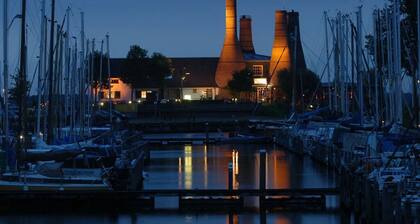 Perfect Harbor Stay w/Onsite Dining | Near Huizen Attractions & Nature Reserves