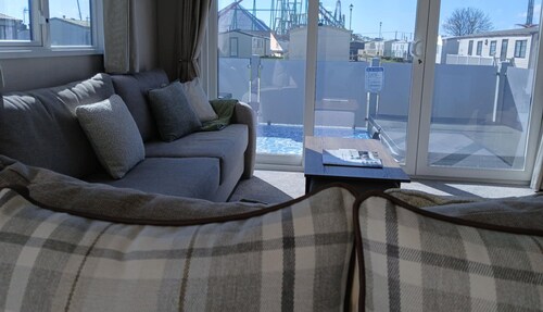 2-bedroom, Fantasy Island, HOT TUB, WiFi, dog friendly in Ingoldmells Sleeps 4