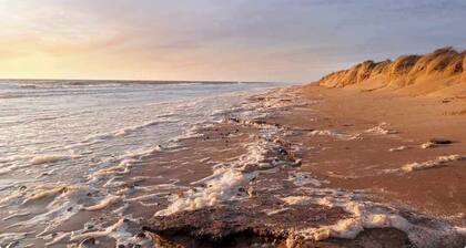 2-bedroom, Fantasy Island, HOT TUB, WiFi, dog friendly in Ingoldmells Sleeps 4