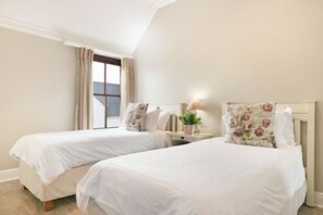 2 bedrooms, WiFi, bed sheets - Winelands Golf Lodges 10 (Cape Town)