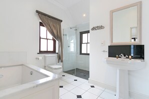 Towels, soap, toilet paper - Winelands Golf Lodges 10 (Cape Town)