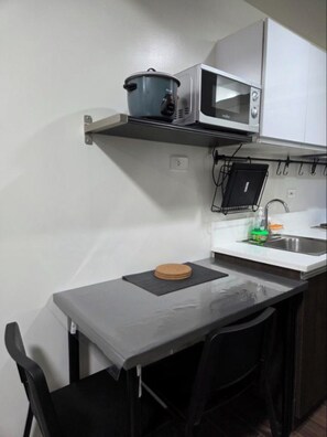 Standard Room, 1 Bedroom | In-room dining - Air Residences (Makati)