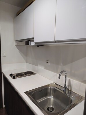 Standaard kamer, 1 slaapkamer | Privékeuken | Een koelkast, een microgolfoven, een kookplaat