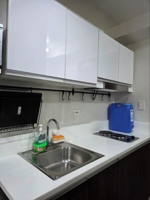 Standard Room, 1 Bedroom | Private kitchen | Fridge, microwave, stovetop, cookware/dishes/utensils - Air Residences (Makati)