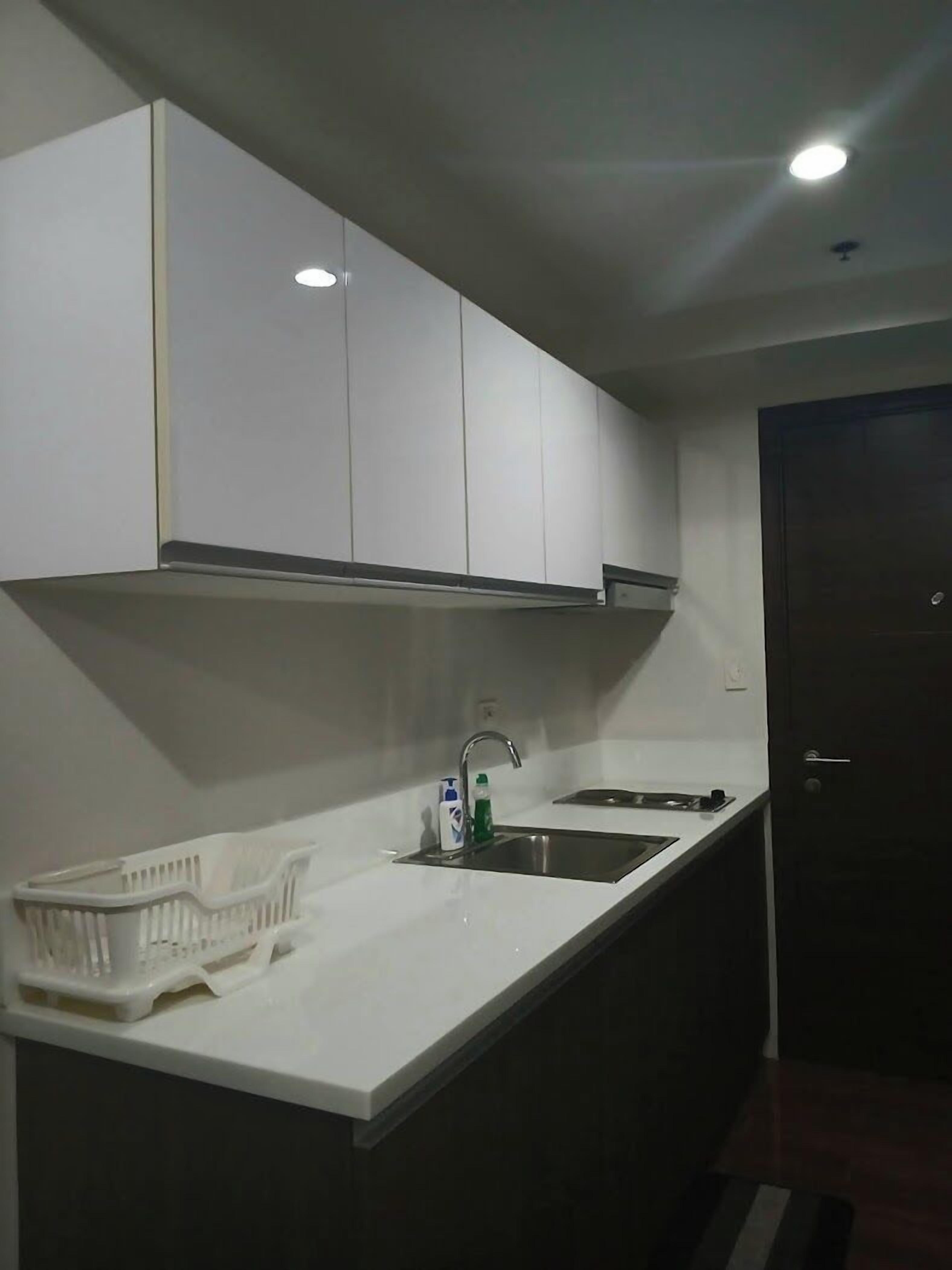 Standard Room, 1 Bedroom | Private kitchen | Fridge, microwave, stovetop, cookware/dishes/utensils