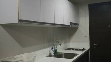 Standard Room, 1 Bedroom | Private kitchen | Fridge, microwave, stovetop, cookware/dishes/utensils
