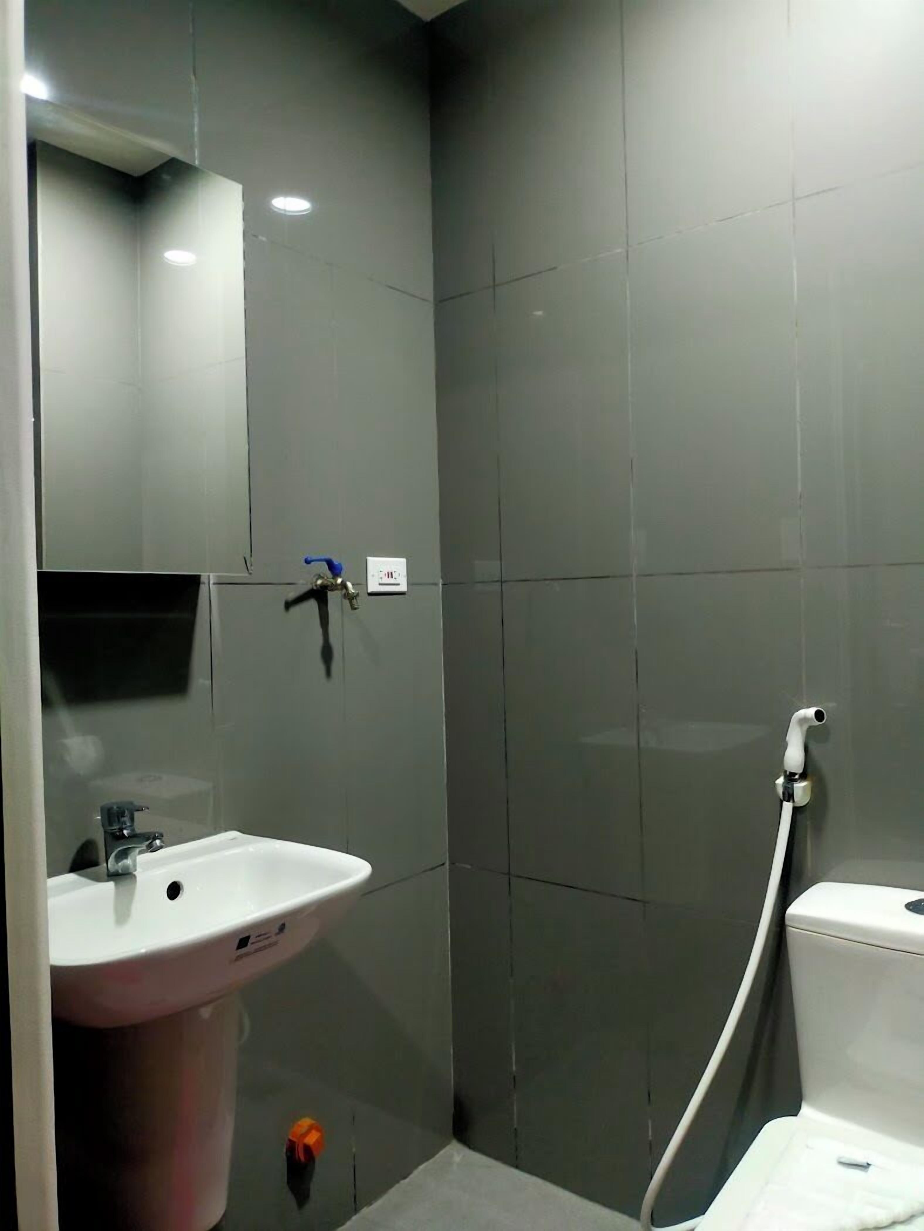 Standard Room, 1 Bedroom | Bathroom | Shower, free toiletries, slippers, towels