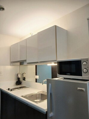 Habitación estándar, 1 habitación | Cocina privada | Refrigerador, microondas, parrilla de estufa y utensilios de cocina 