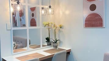 Standard Room, 1 Bedroom | In-room dining