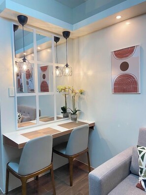 Standard Room, 1 Bedroom | In-room dining